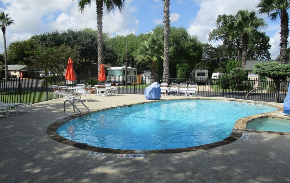 Travelers World Rv Resort San Antonio Exterior photo